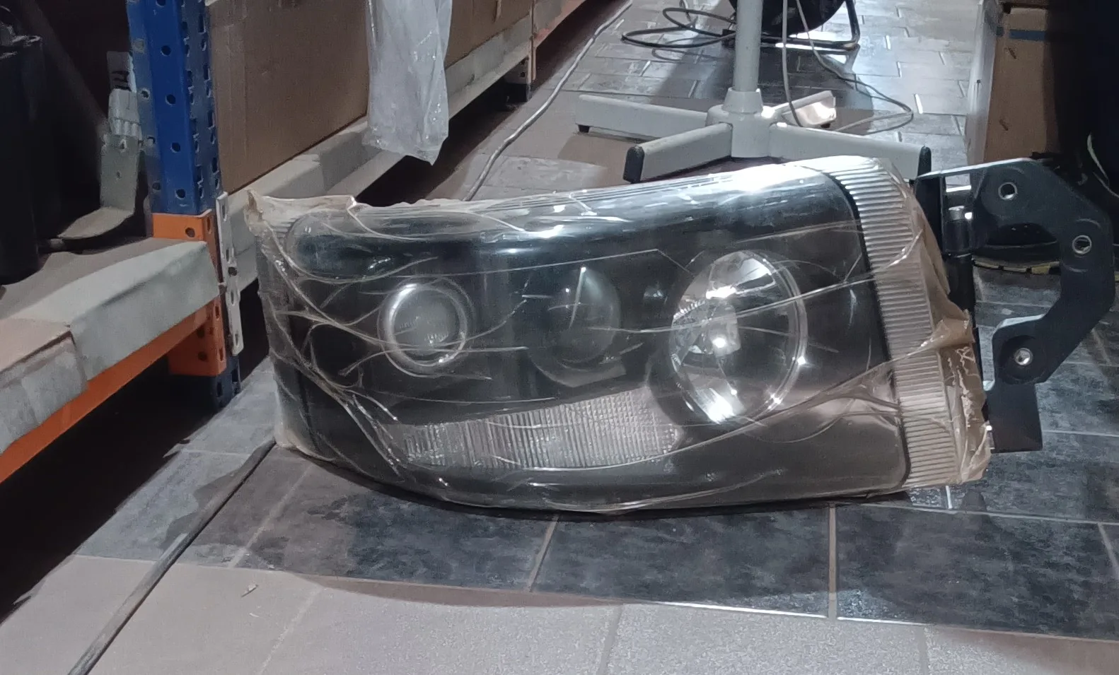 Phare Renault DXI Fond Noir Droite