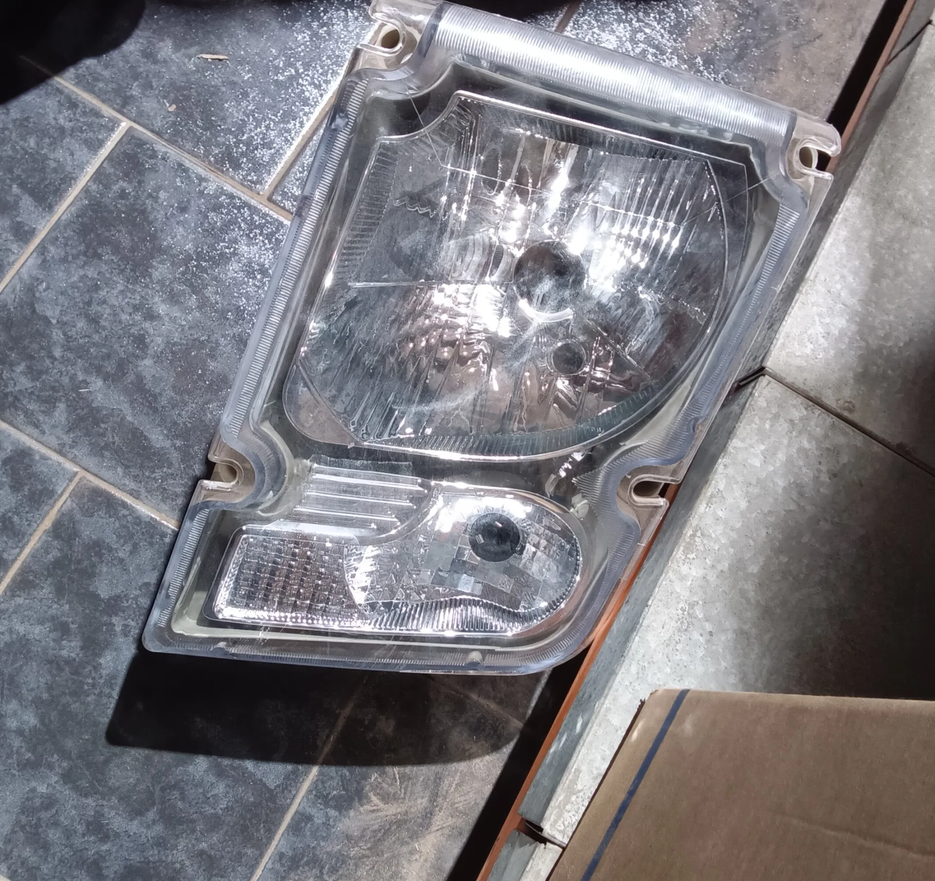 Phare VOLVO Gauche