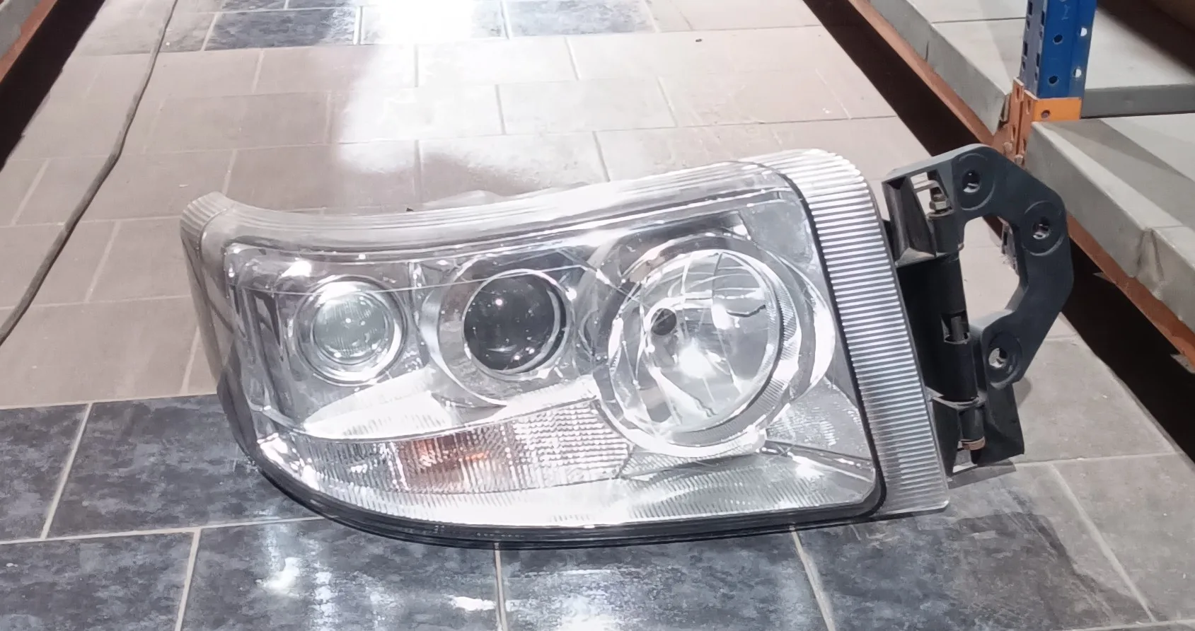 Phare RENAULT DXI Fond Blanc